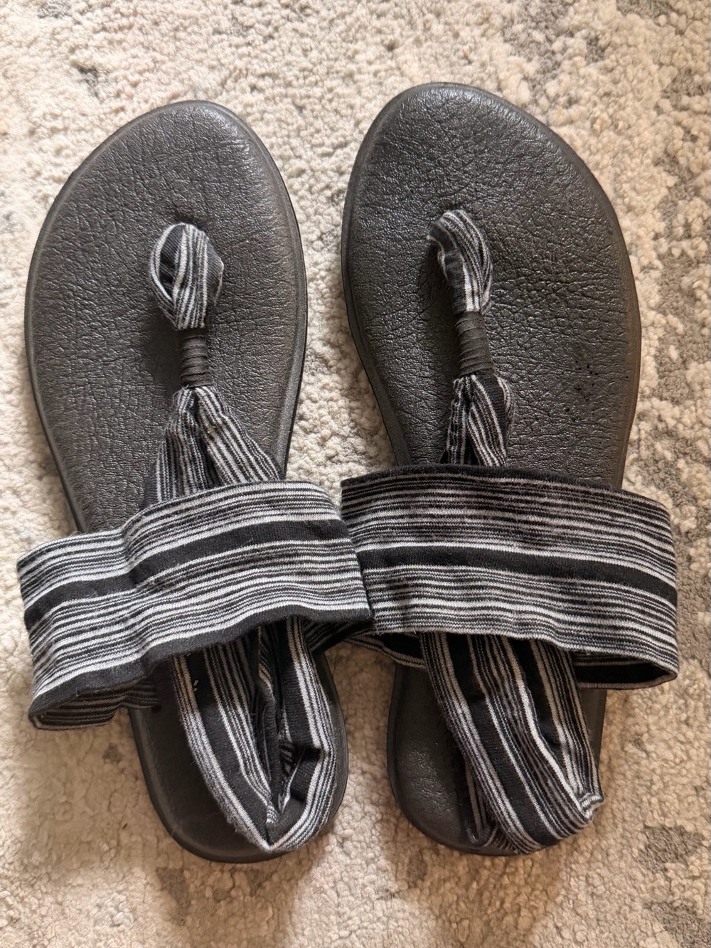 Sanuk Black and Gray Striped Toe-Loop Sandals
